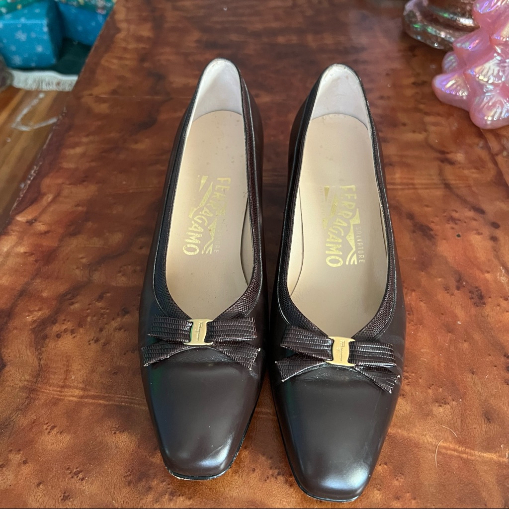 Brown Salvatore Ferragamo Heels With Bow And Gold Logo